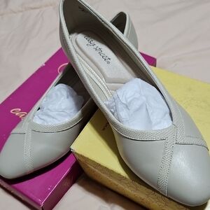 Easy Street Women's Cream Loafers